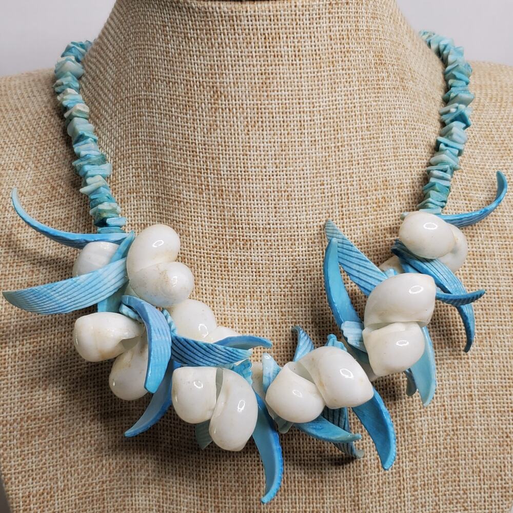 Vintage Statement Seashell Necklace 17 Inch White & Blue Beach Sea